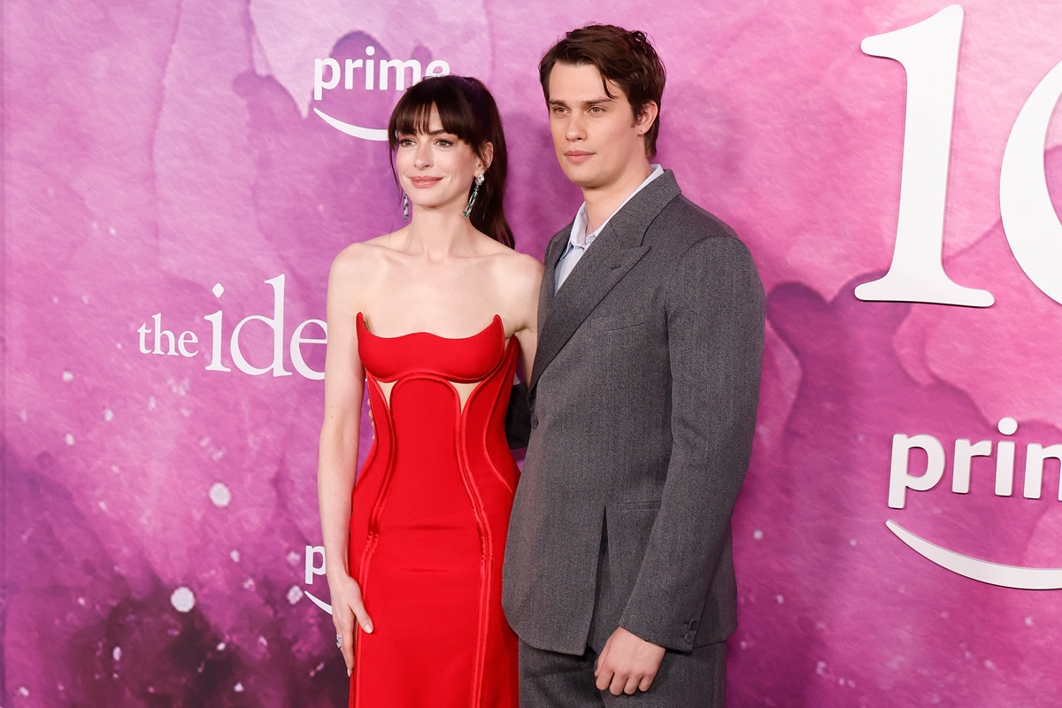 Anne Hathaway and Nicholas Galitzine posing at the premiere of 'The Idea of You'.