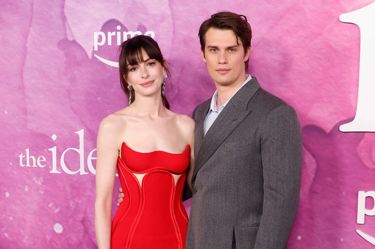 Anne Hathaway and Nicholas Galitzine posing at the premiere of 'The Idea of You'.