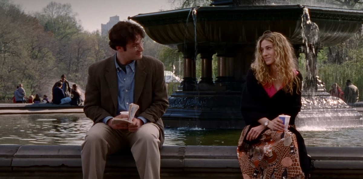 Carrie and Ben sit in front of a fountain in season 2 of 'Sex and the City'