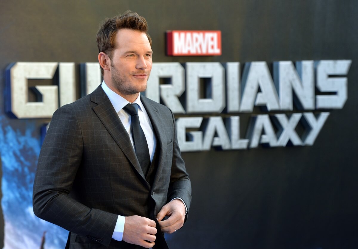 Chris Pratt posing in a suit at the 'Guardians of the Galaxy' premiere.