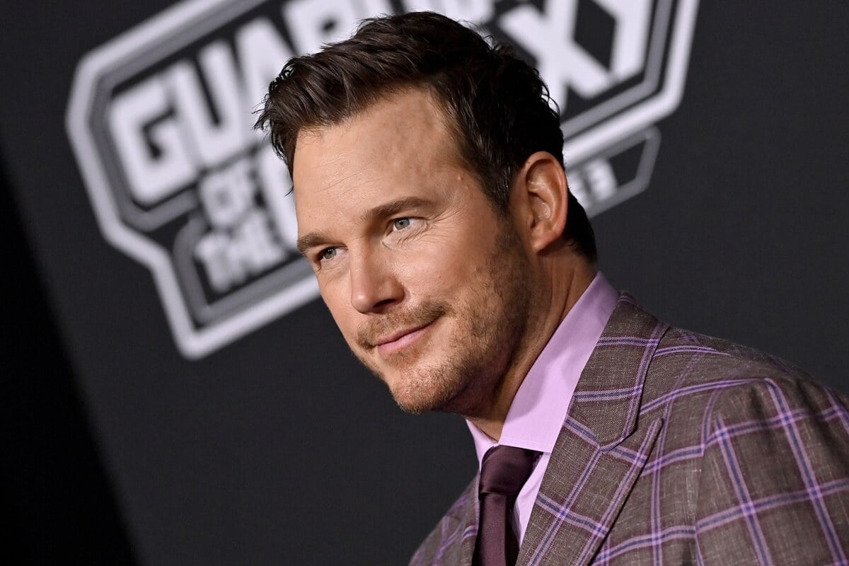 Chris Pratt posing in a purple suit at the 'Guardians of the Galaxy' premiere.