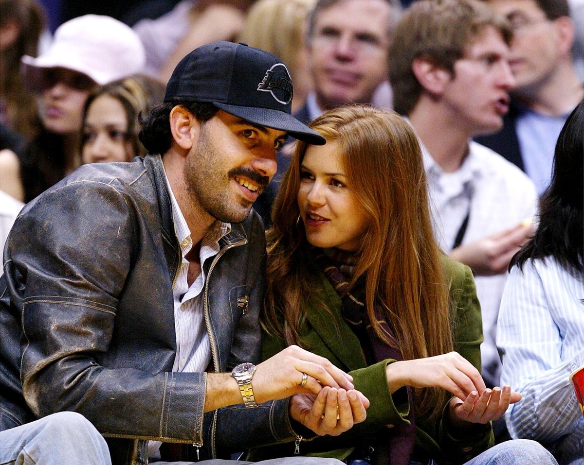 Sacha Baron Cohen and Isla Fisher attend a Los Angeles Lakers game in January 2004 in Los Angeles, California.