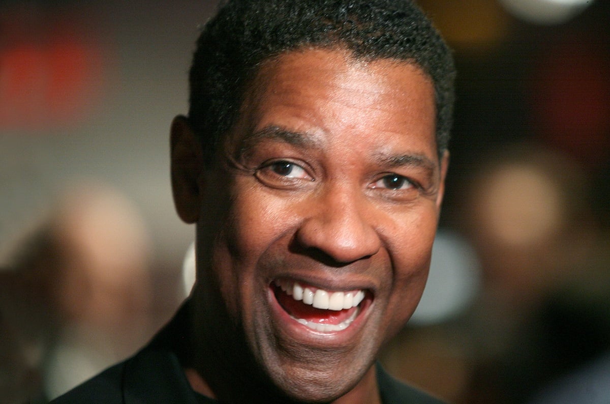 Denzel Washington smiling at the premiere of 'Safe House'.