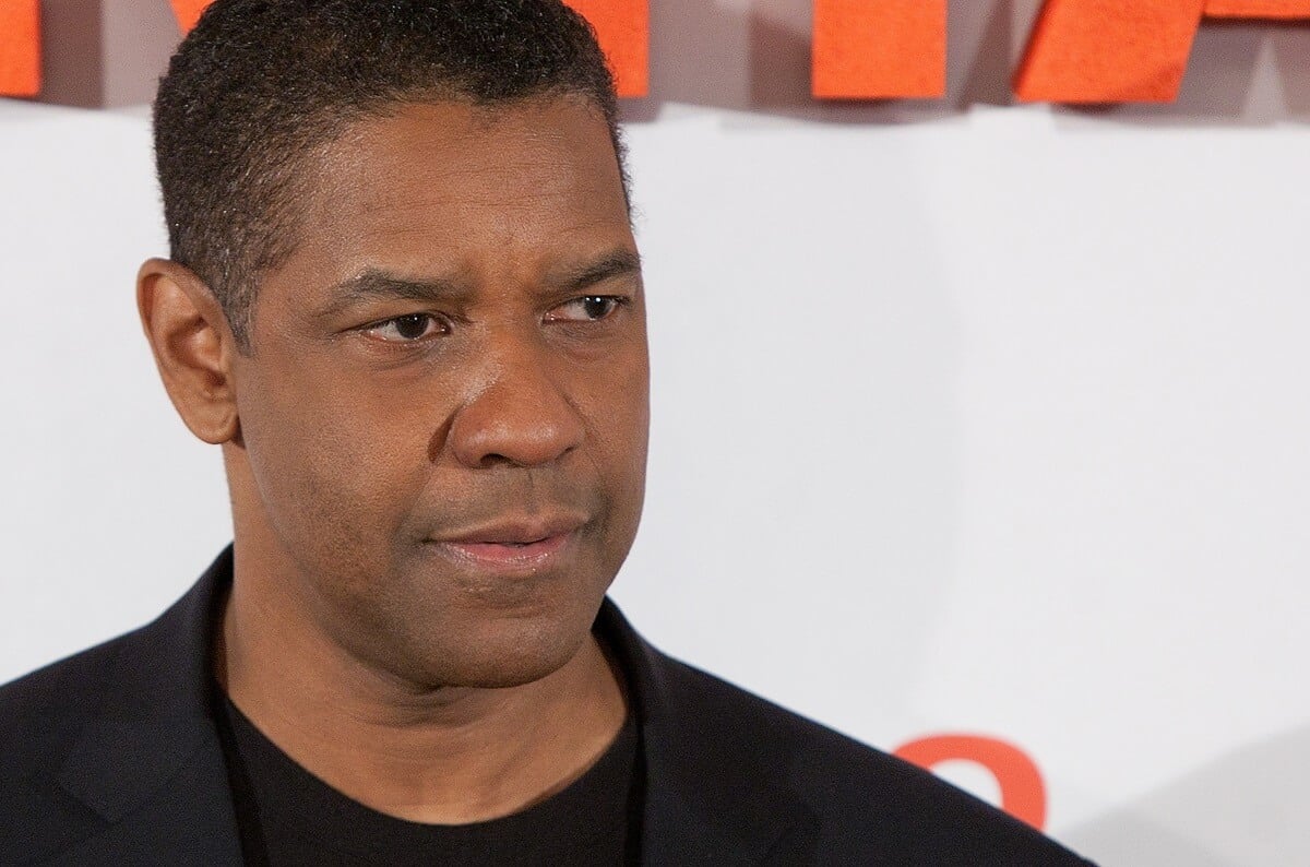 Denzel Washington posing while wearing an all black suit at the premiere of 'Safe House'.