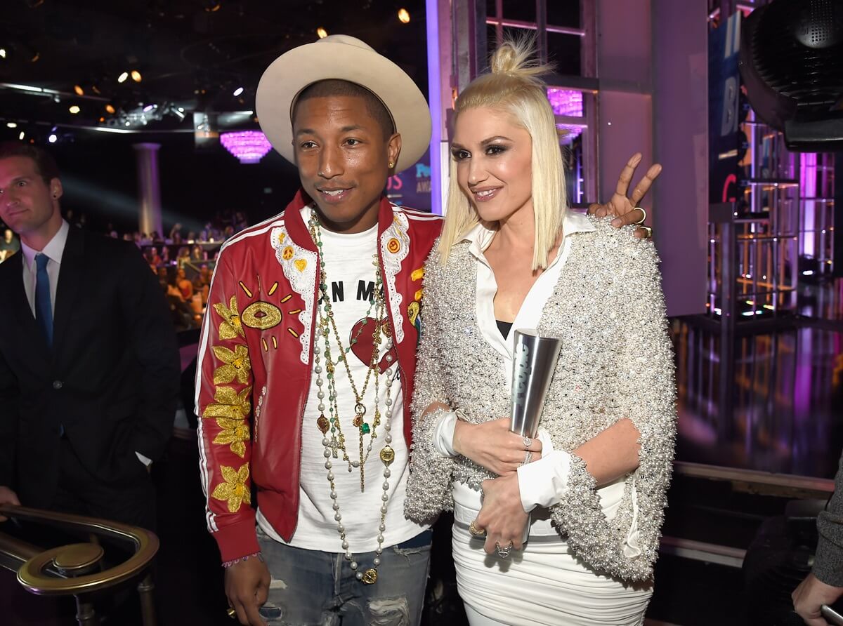 Gwen Stefani and Pharrell Williams posing at the People's Choice Awards.