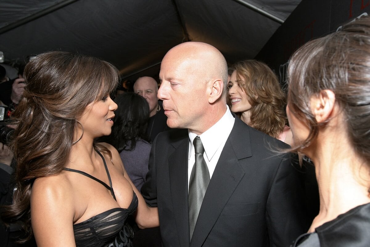 Halle Berry facing Bruce Willis at the premiere of 'Perfect Stranger'.