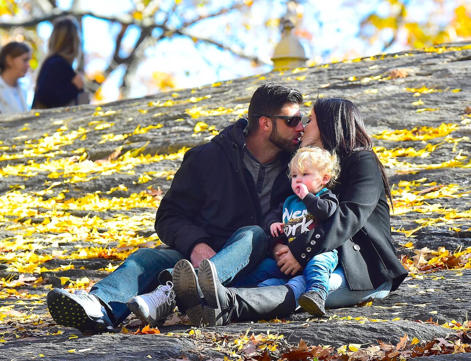 'Teen Mom' star Jenelle Evans sitting in a park and kissing David Eason with her son, Kaiser, on her lap