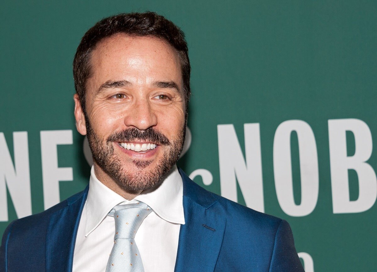 Jeremy Piven posing in character as Ari Gold at a Barnes & Noble.