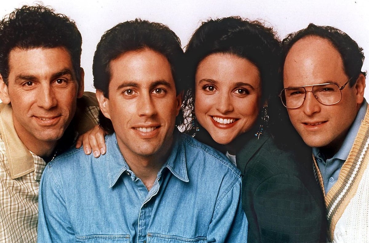 Michael Richards, Jerry Seinfeld, Julia Louis-Dreyfus and Jason Alexander all taking a picture together.