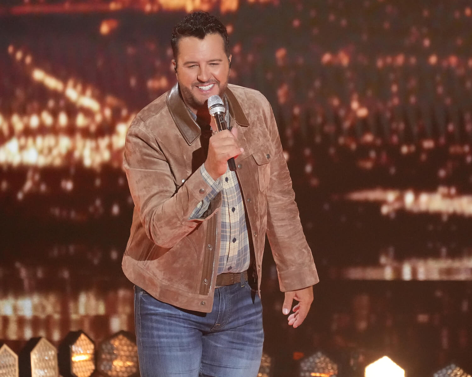 'American Idol' judge Luke Bryan singing on stage