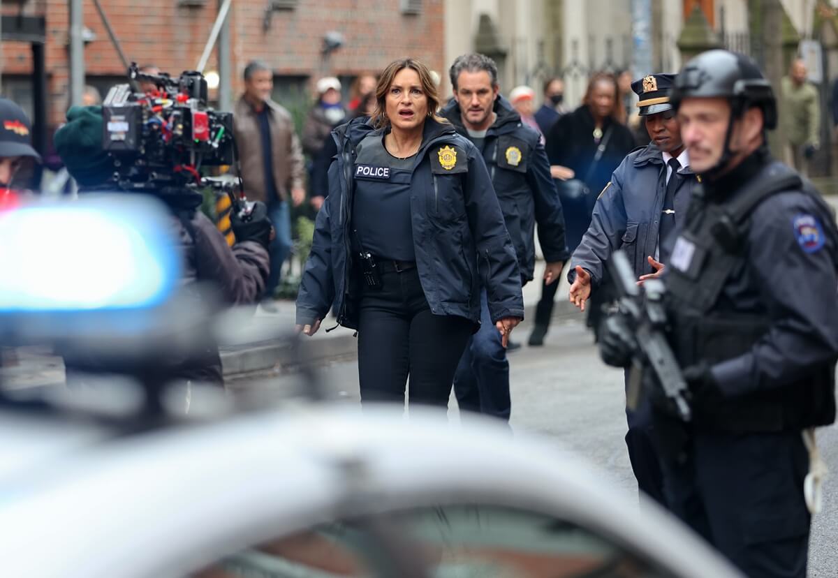 Mariska Hargitay and Kevin Kane in-character during a 'Law & Order SVU' scene.