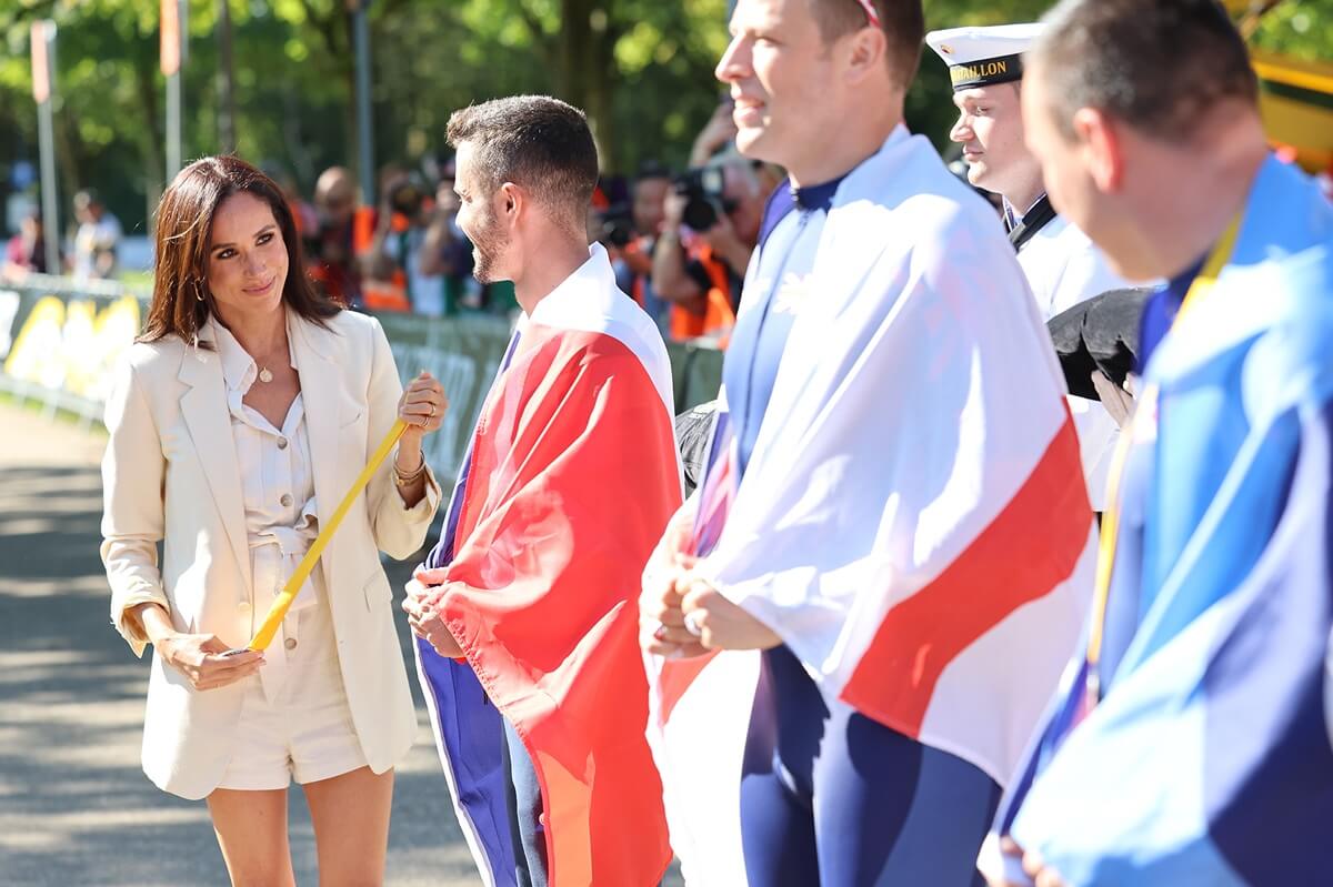 Meghan Markle handing out medals to the winning cycling team at the Invictus Games Düsseldorf 2023