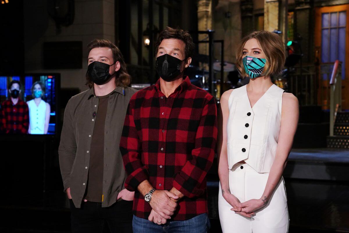 Morgan Wallen, Jason Bateman, and Heidi Gardner wear face masks and stand on the 'SNL' sound stage.