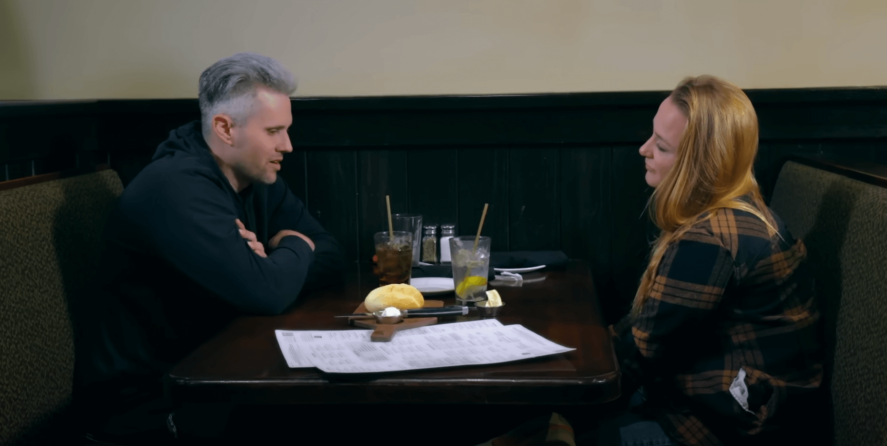 Ryan Edwards and Maci Bookout from 'Teen Mom' talking to each other from across a restaurant table