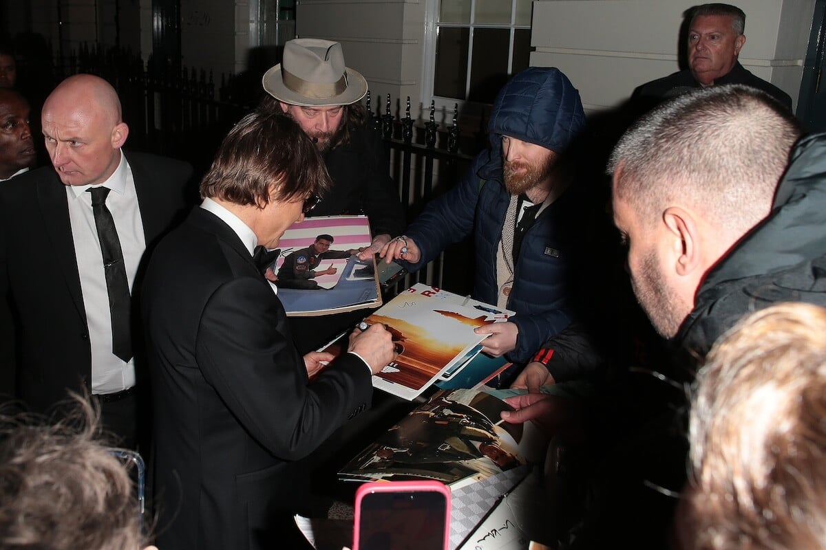 Tom Cruise signs autographs