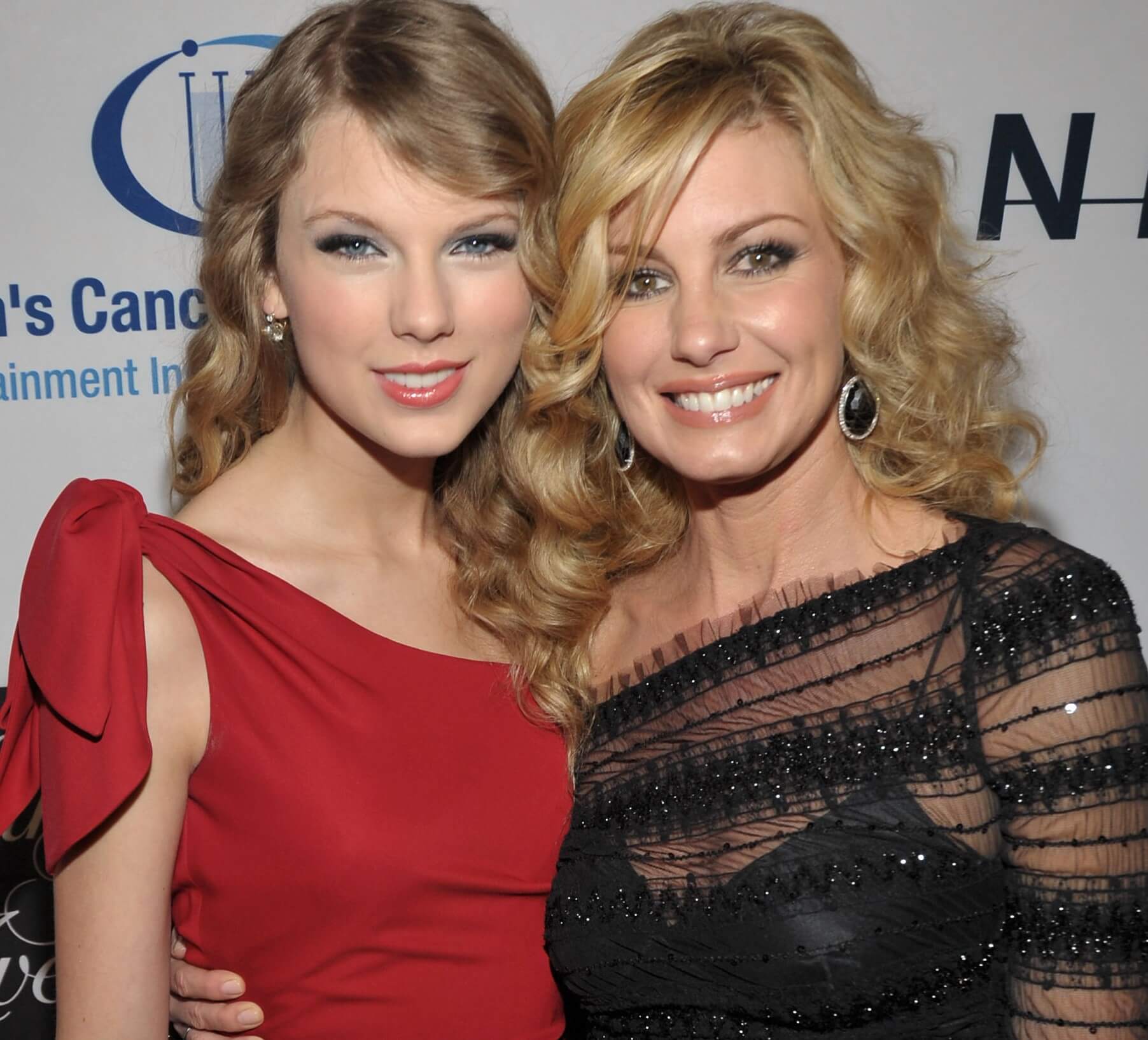 Taylor Swift and Faith Hill smiling