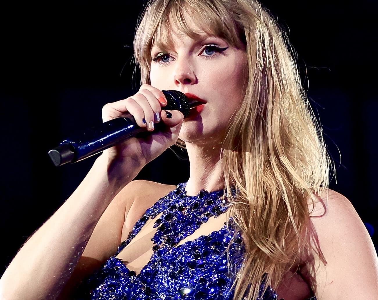 Taylor Swift wearing blue