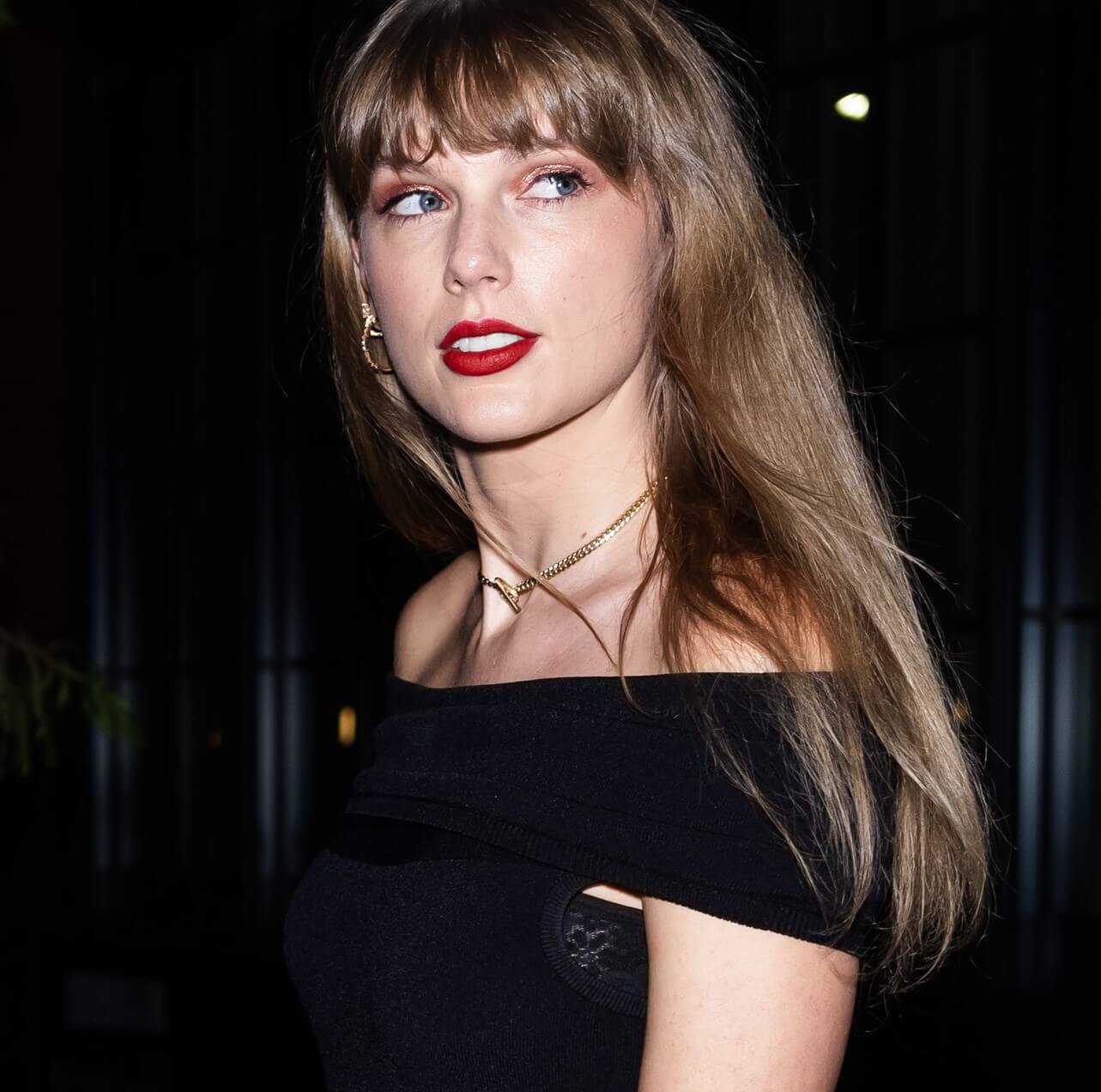 Taylor Swift wearing black