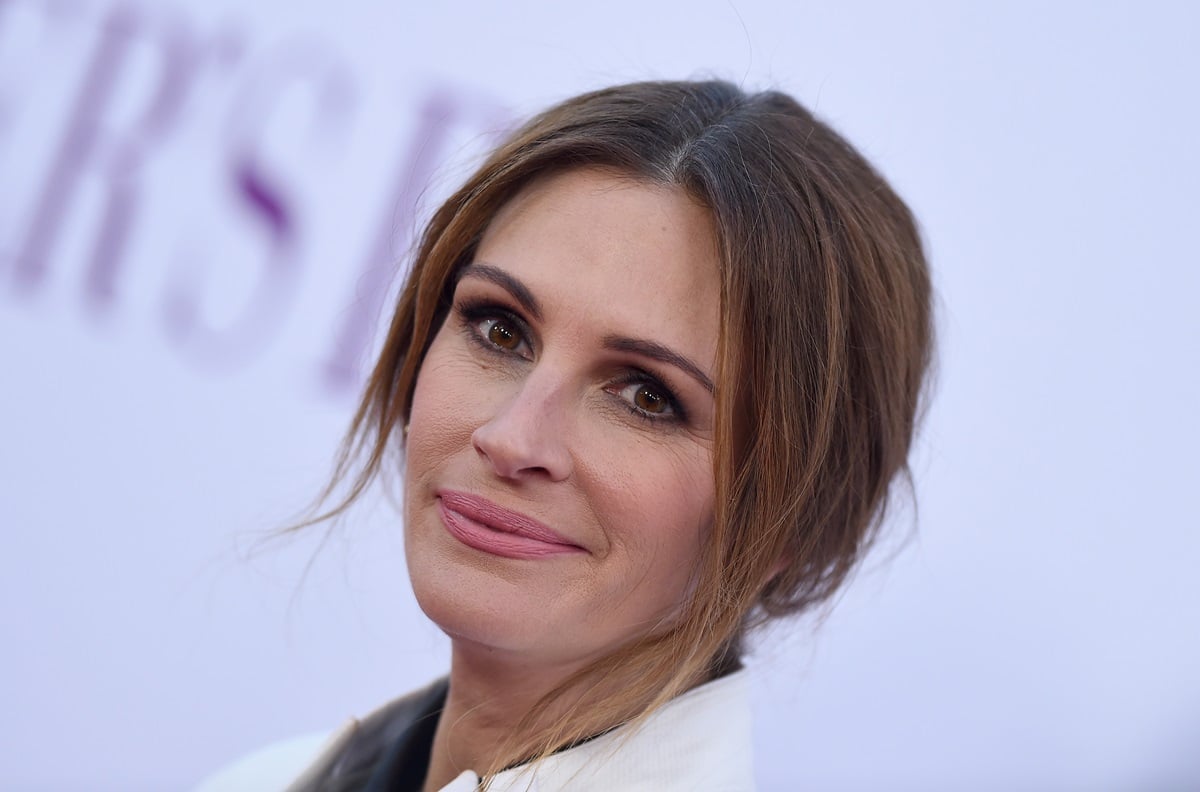 Julia Roberts posing at the premiere of the movie 'Mother's Day'.