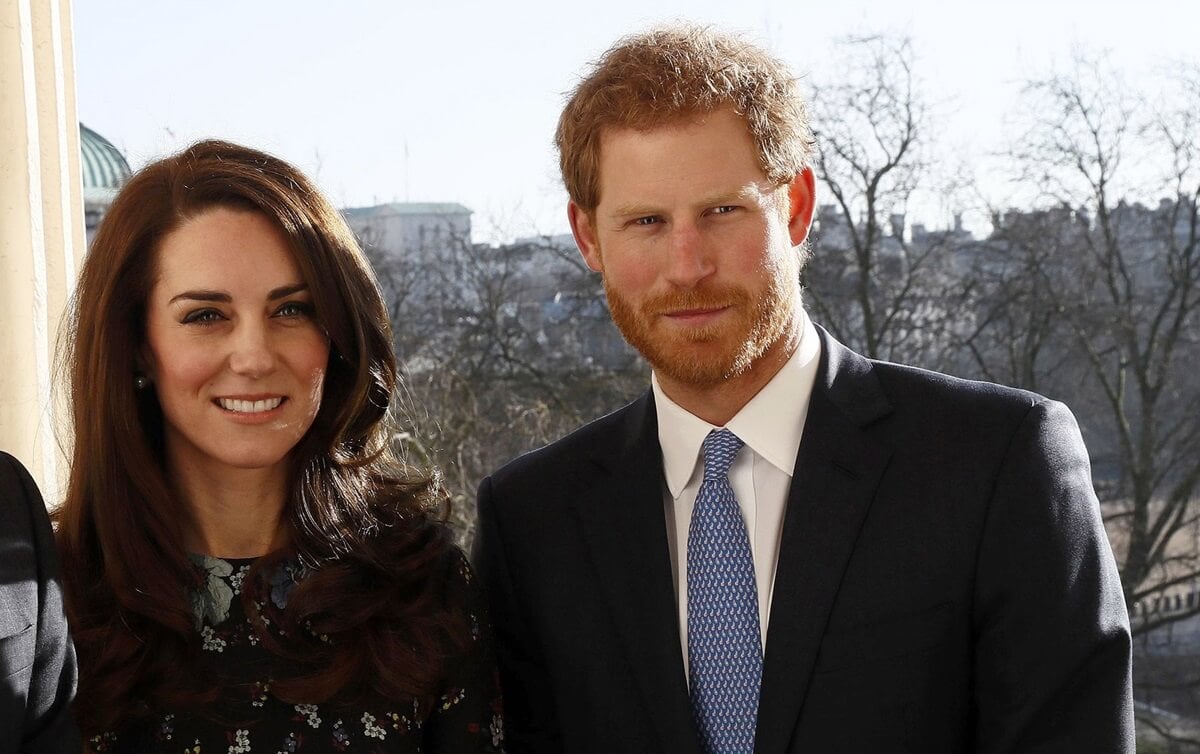 Kate Middleton and Prince Harry pose for a photo ahead of the Virgin Money London Marathon