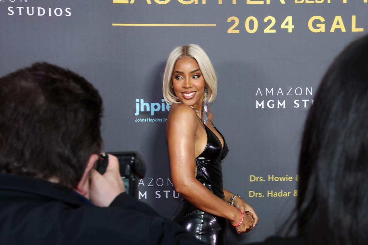 Singer Kelly Rowland wears a black latex dress on the red carpet before the Jhpiego Laughter Is The Best Medicine Gala