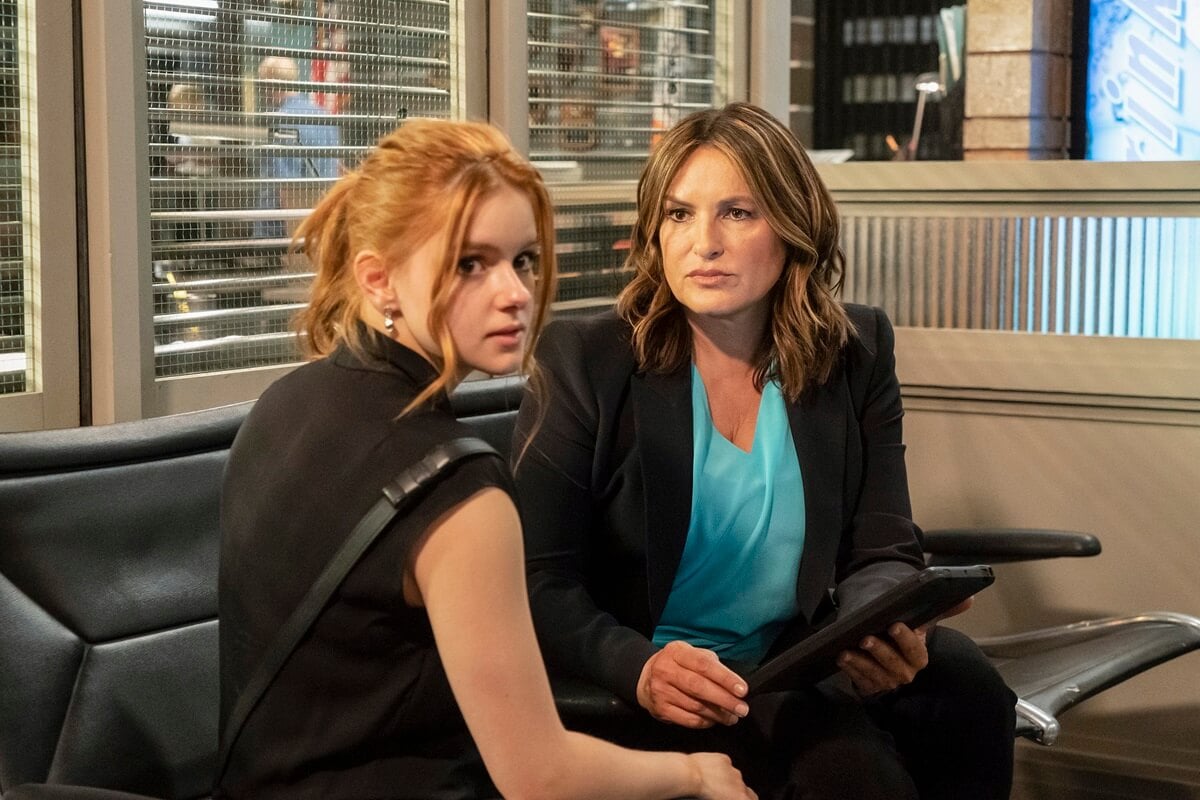 Ariel Winter sitting next to Mariska Hargitay in an episode of 'Law & Order SVU'.