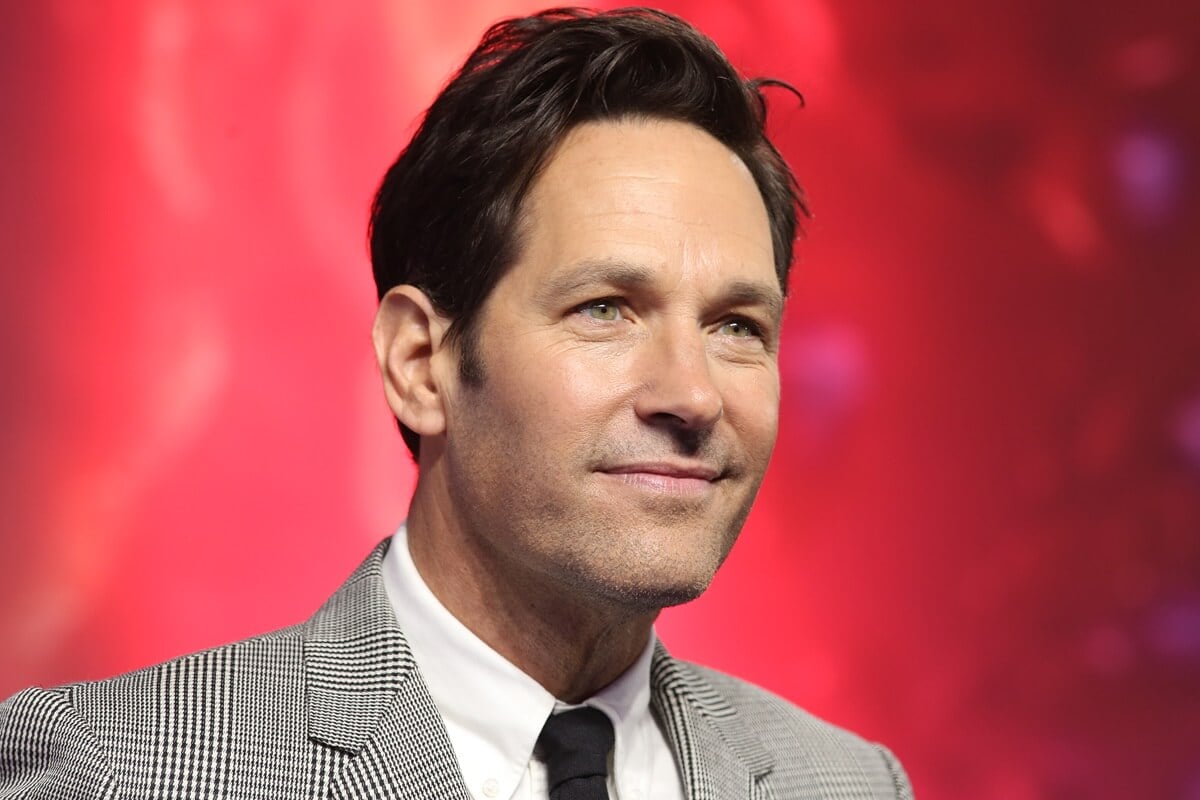 Paul Rudd posing in a grey suit at the premiere of the 'Ant-Man And The Wasp: Quantumania'.