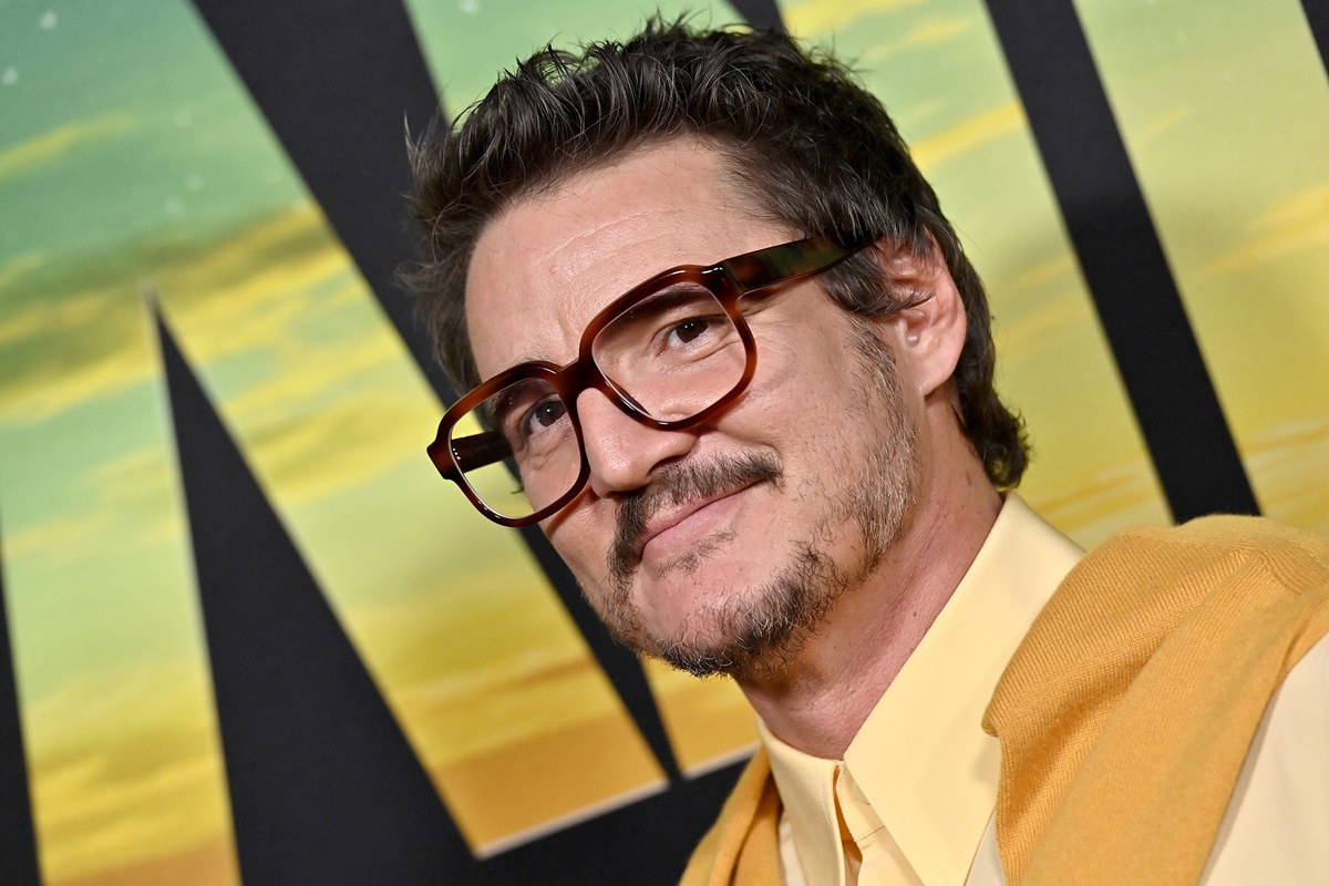Pedro Pascal posing in a yellow outfit at 'The Mandalorian' premiere.