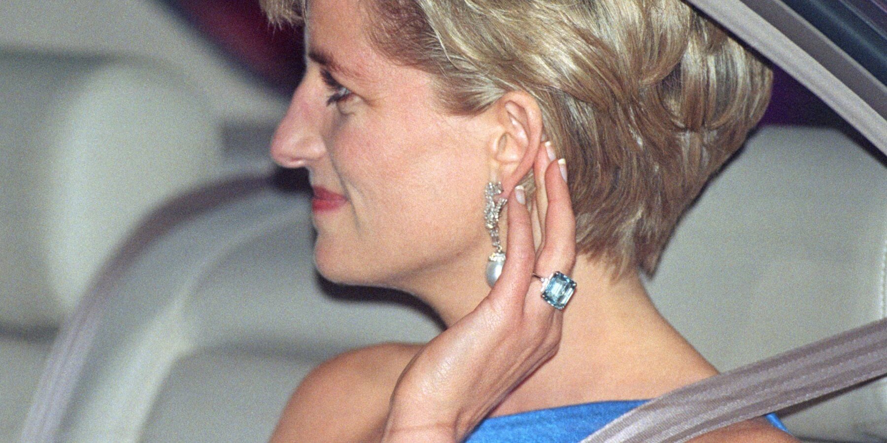 Princess Diana wears an aquamarine 'divorce' ring in 1996