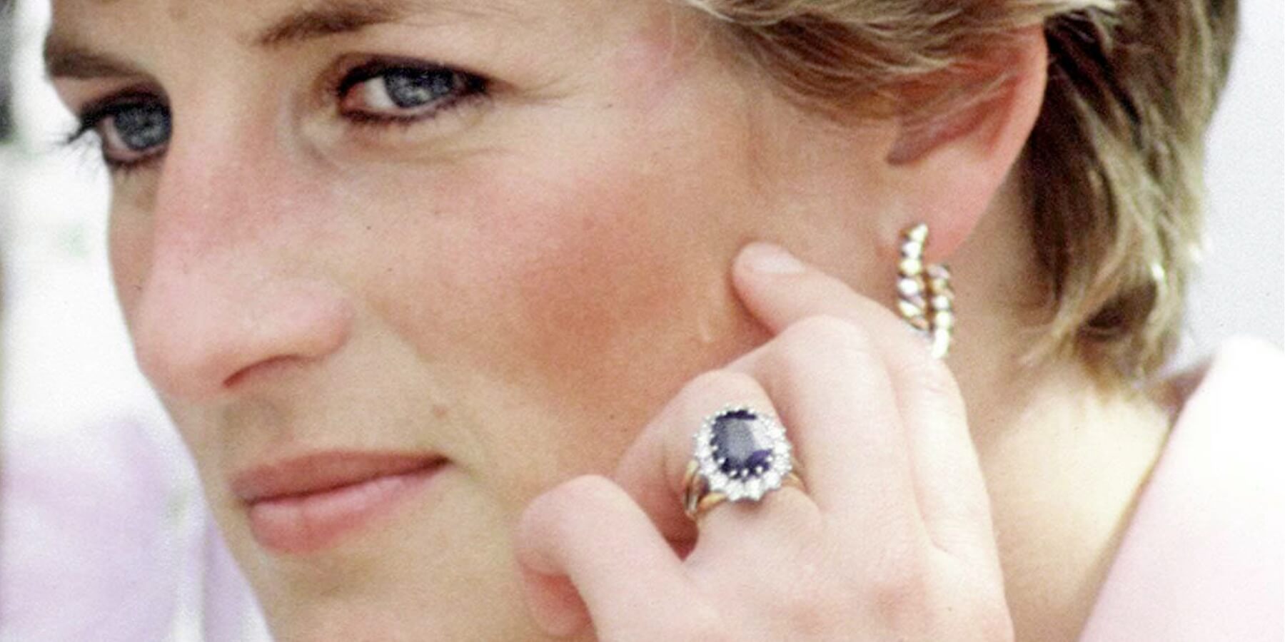 Princess Diana wearing her blue sapphire engagement ring