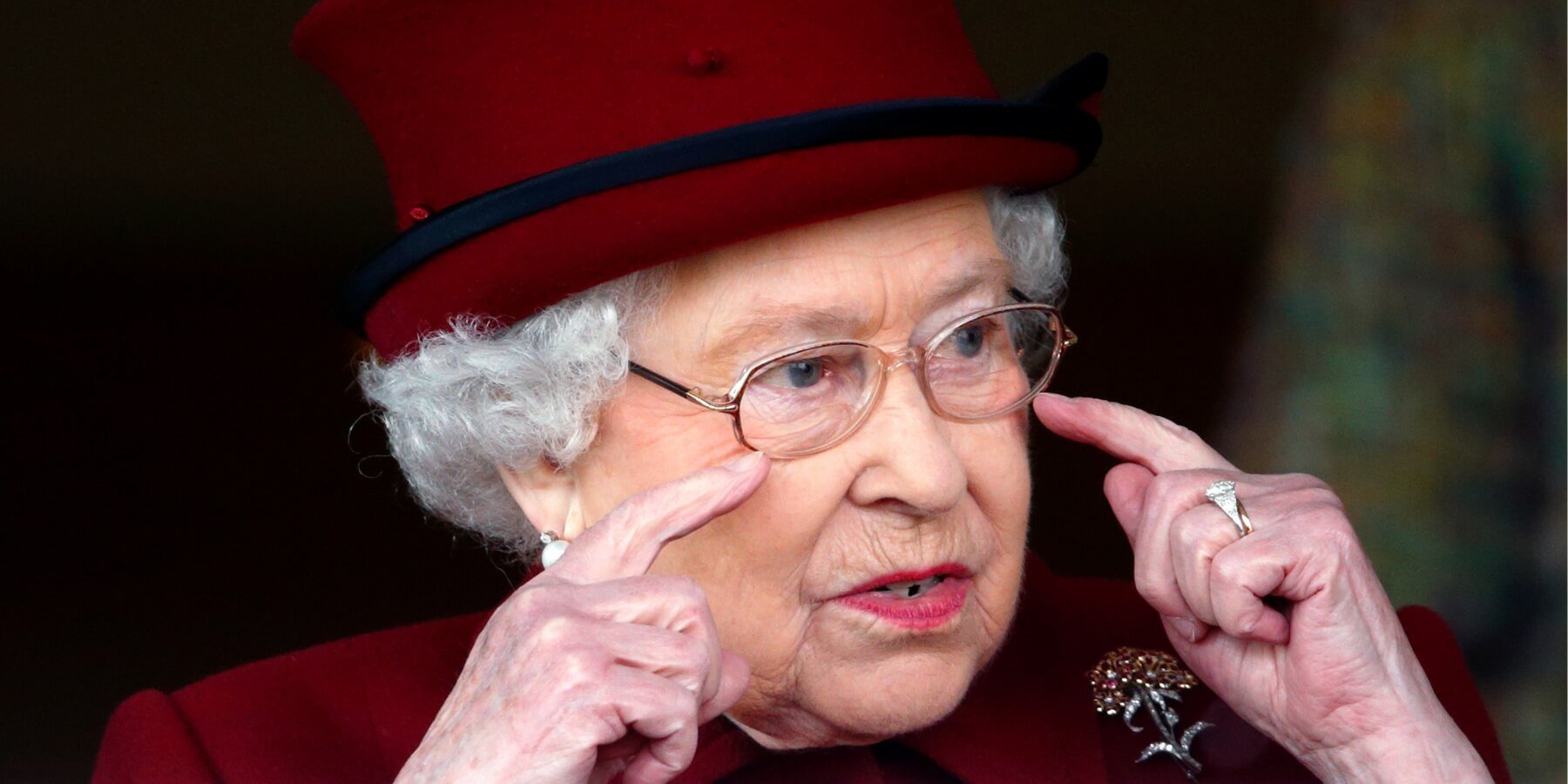 Queen Elizabeth photographed wearing her engagement ring in 2014