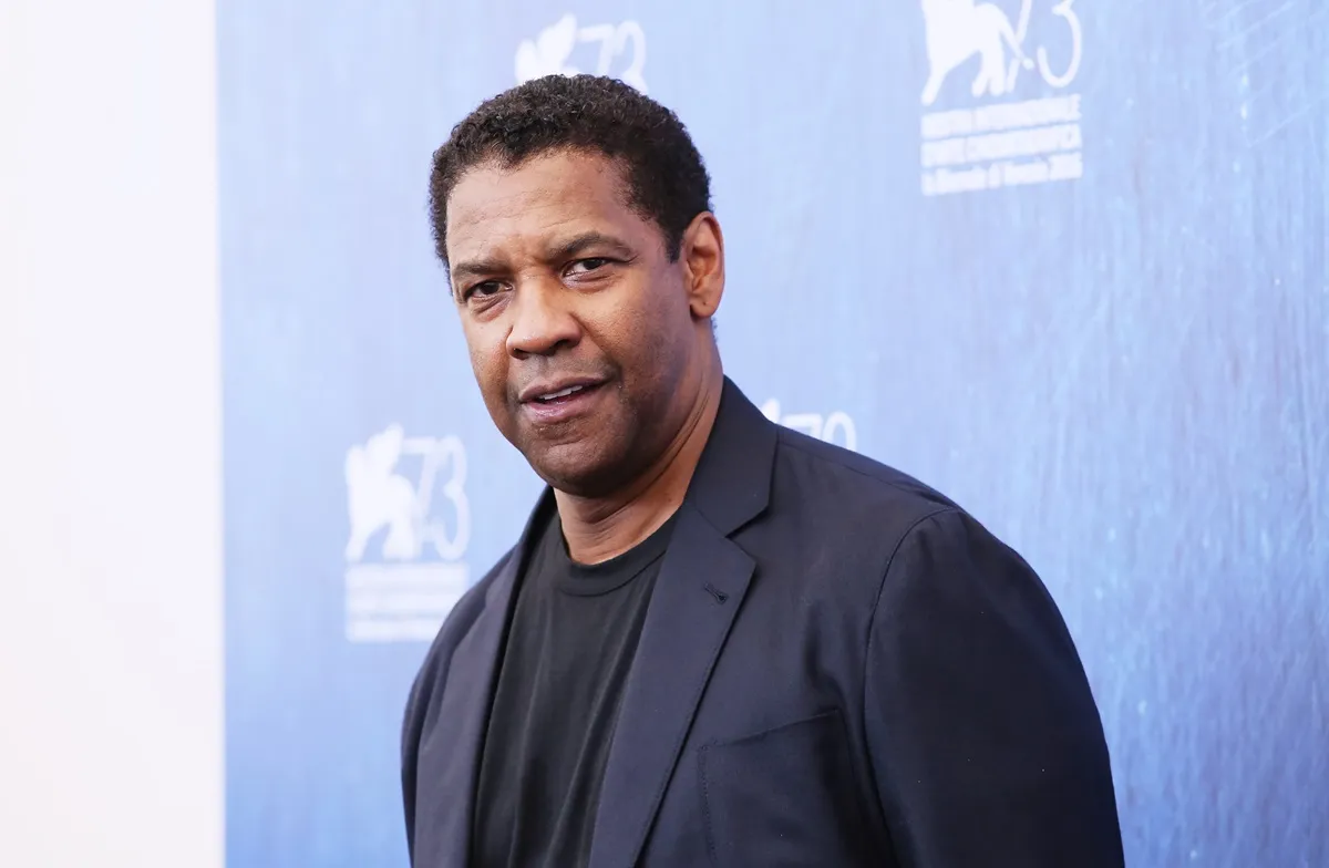 Denzel Washington attends the photocall for 'The Magnificent Seven' in a black blazer and shirt.