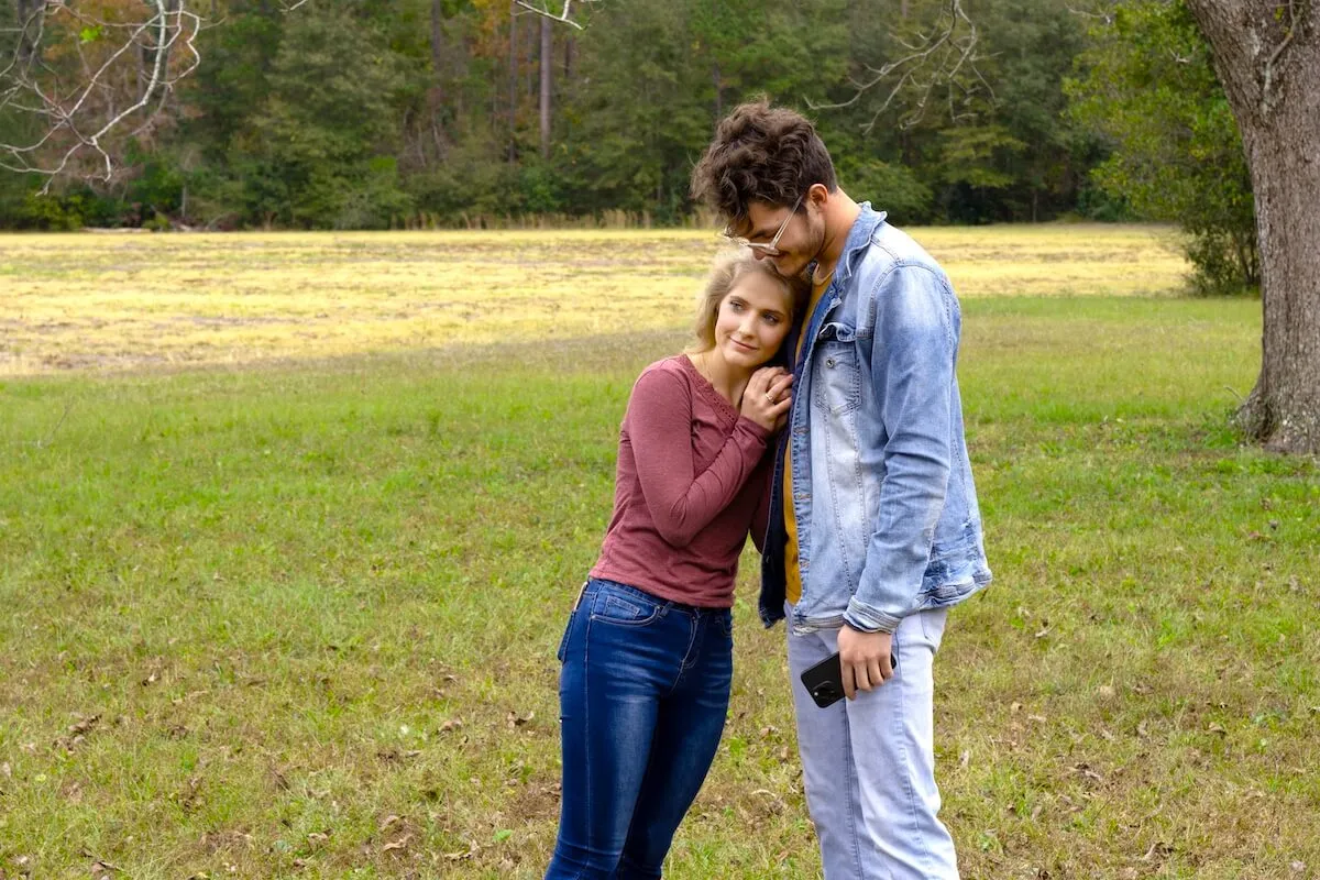 Lydia Plath leaning against Zac Wyse in 'Welcome to Plathville'