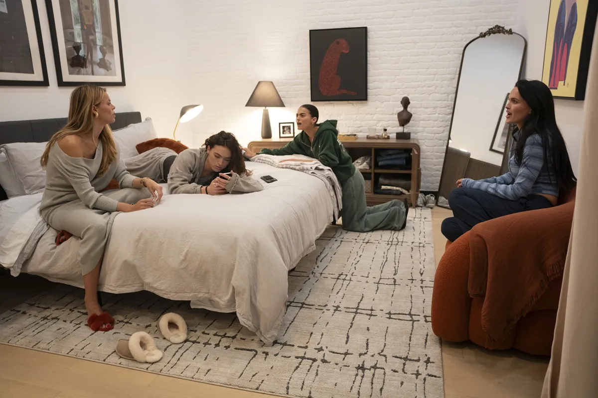 Brooks, Sarah Jane, Grace Ann and Mary Holland Nader sit together in a bedroom on 'Love Thy Nader'