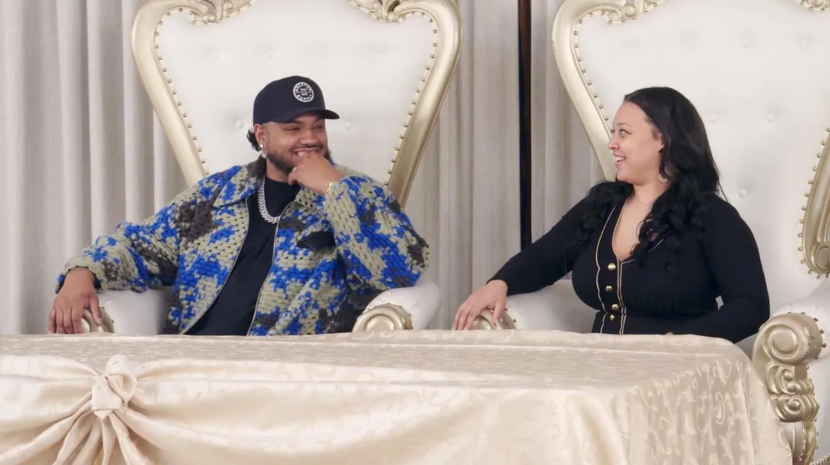 Micahel and Justine sit on two white thrones in an episode of 'Life After Lockup'