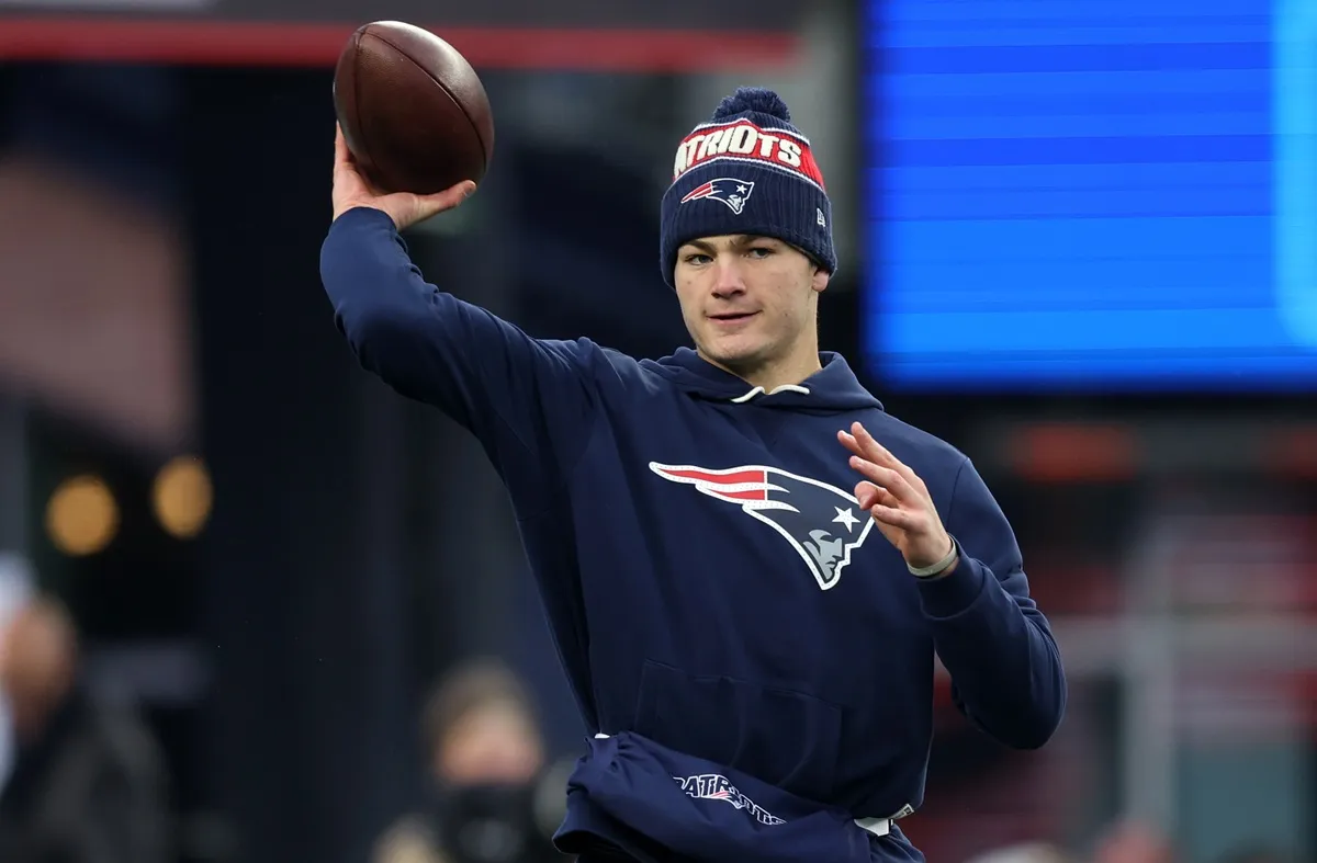 Drake Maye #10 of the New England Patriots warms up prior to the AFC Divisional Playoff game against the Houston Texans