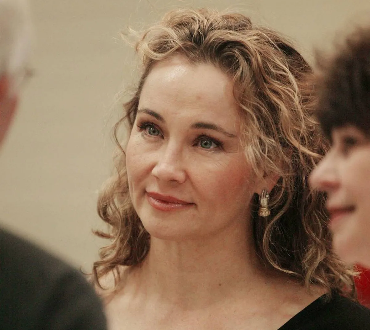 Laura Lynch, one of the original Dixie Chicks, spoke with ballet supporters after the first full rehearsal of the ballet "Cowgirls Live Forever" with choreographer Paul Mejia at the Ballet Academy Aug. 24, 2004, in Arlington, Texas.