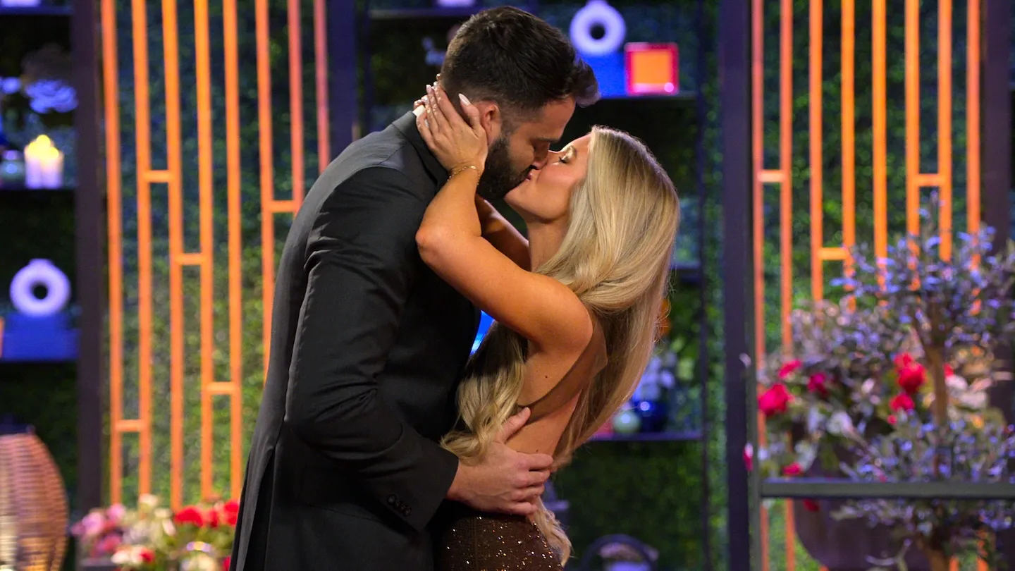 'Love Is Blind' Season 10 stars Alex Henderson and Ashley Carpenter kissing