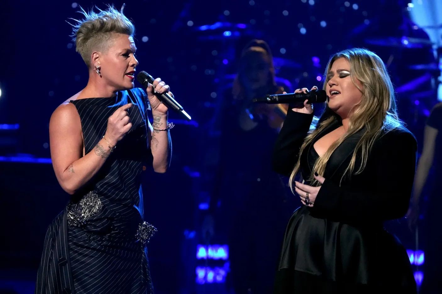 Pink and Kelly Clarkson singing onstage in 2023