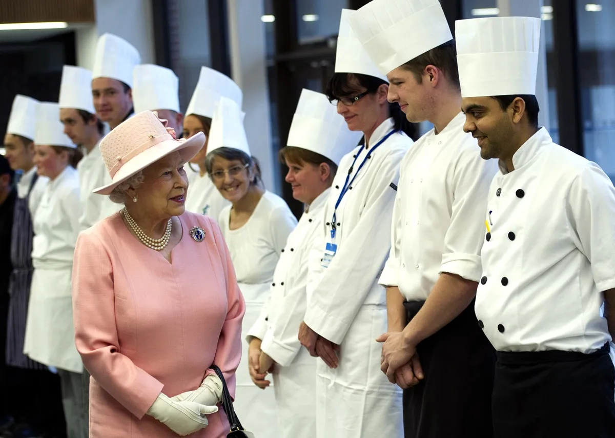 Queen Elizabeth II thanks Freeman of The Drapers' Company chefs for her dinner