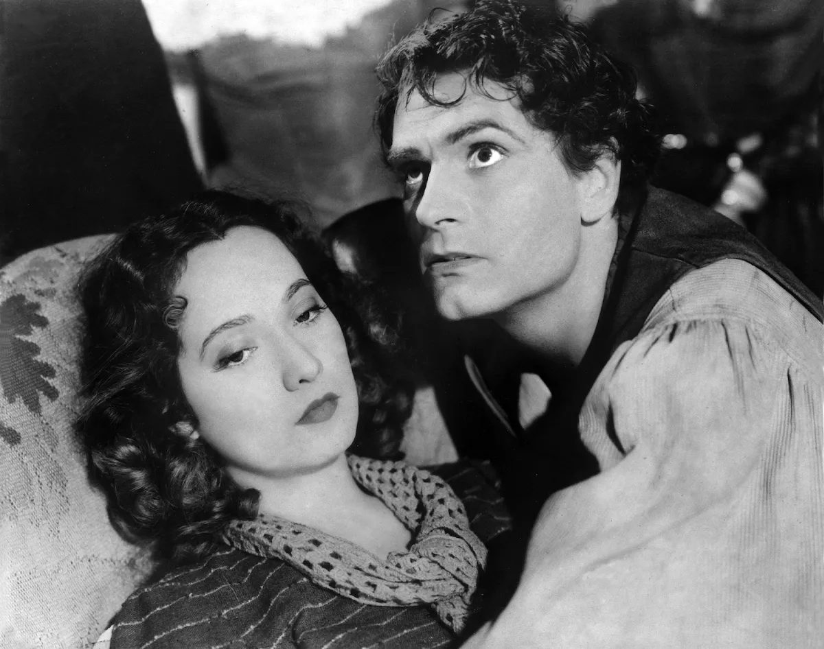 Black and white close up of Merle Oberon and Laurence Olivier in 'Wuthering Heights'