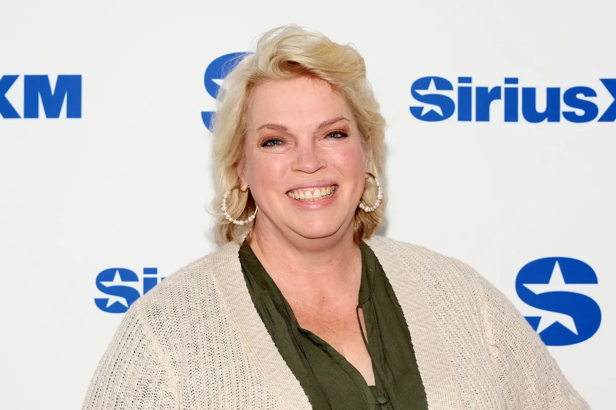 Smiling Janelle Brown from 'Sister Wives' against a SiriusXM backdrop