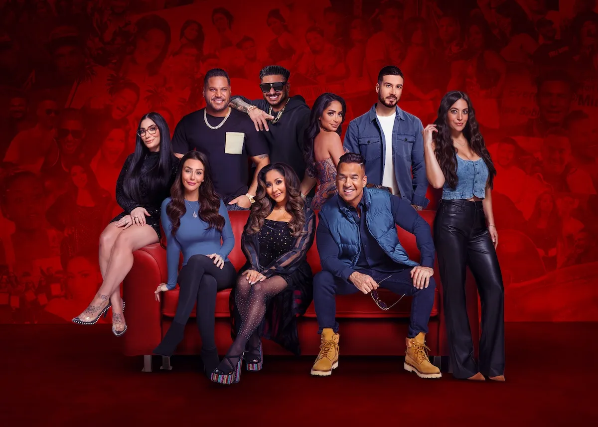 Group photo of the 'Jersey Shore Family Vacation' cast on a red background