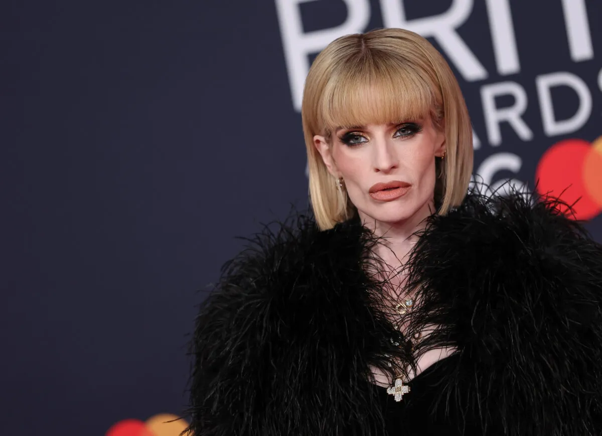 Kelly Osbourne wears a black feathered coat.