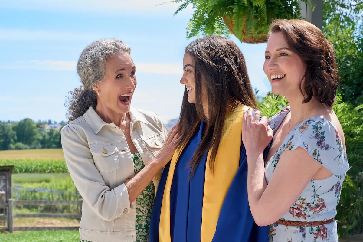 Alice, in a graduation gown, standing between Del and Kat in 'The Way Home' Season 4