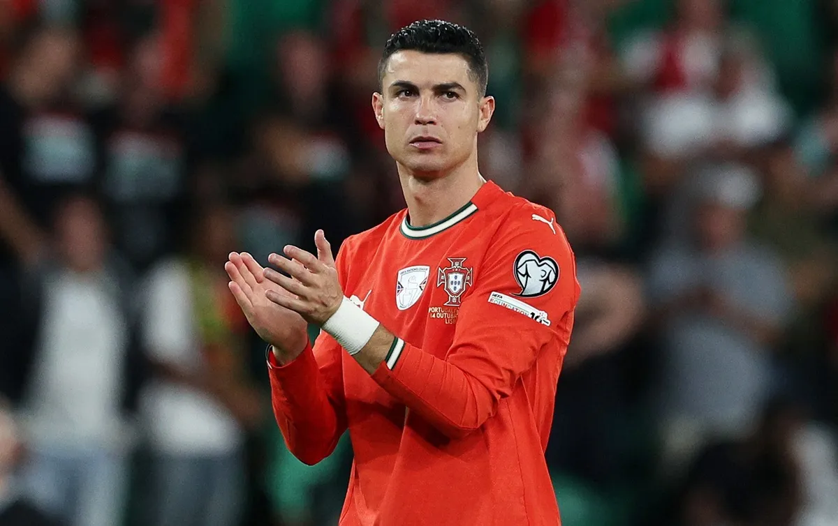 Cristiano Ronaldo applauds the fans after the draw in the FIFA World Cup 2026 qualifier match between Portugal and Hungary