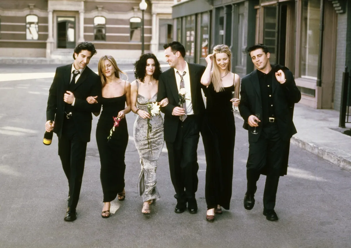 David Schwimmer as Ross Geller, Jennifer Aniston as Rachel Green, Courteney Cox as Monica Geller, Matthew Perry as Chandler Bing, Lisa Kudrow as Phoebe Buffay, Matt LeBlanc as Joey Tribbiani in a promotional photo for 'Friends'