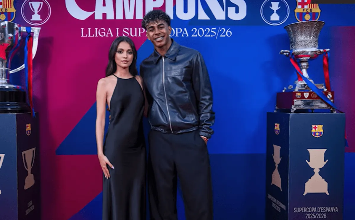 Screenshot of Lamine Yamal and his girlfriend, Ines Garcia, posing for photos at event