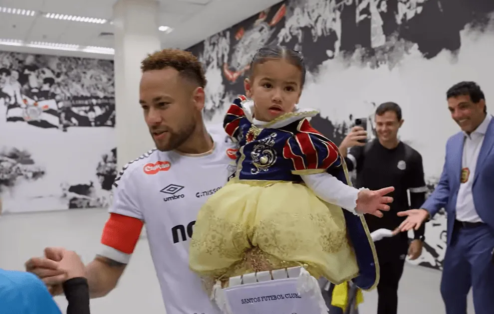 Screenshot of Neymar Jr. holding his daughter