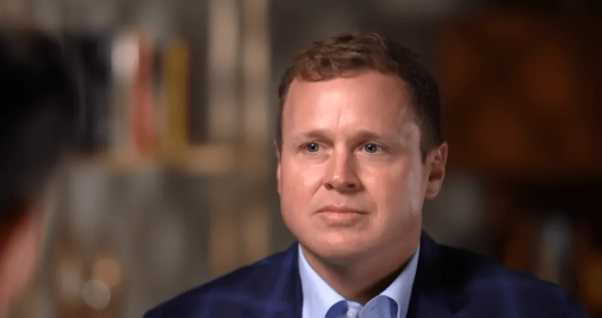 Spencer Pratt wears a suit.